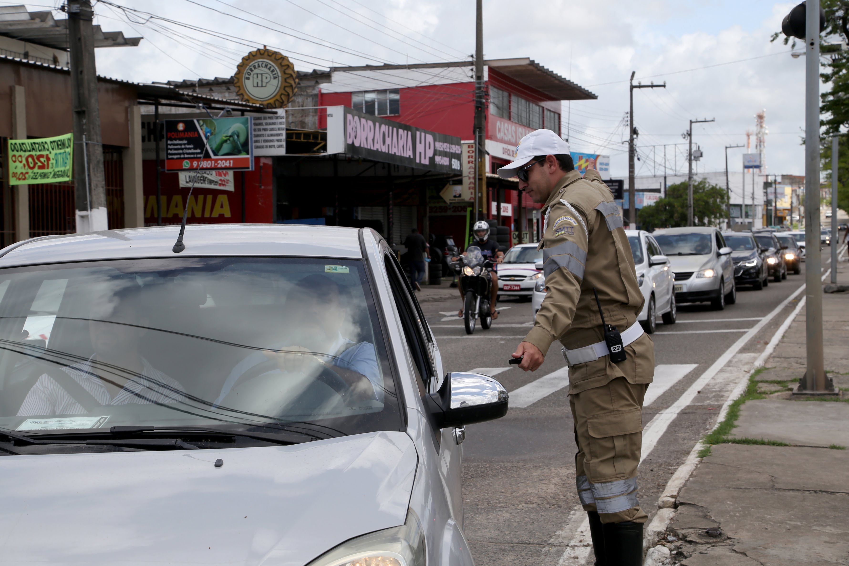 SMTT alerta: estacionar veículos em frente a garagens é infração média - SMTT Aracaju